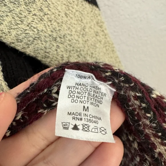 Southwest Kamana Long 100% soft Acrylic Sweater.  Preowned Size Medium. - Picture 4 of 9